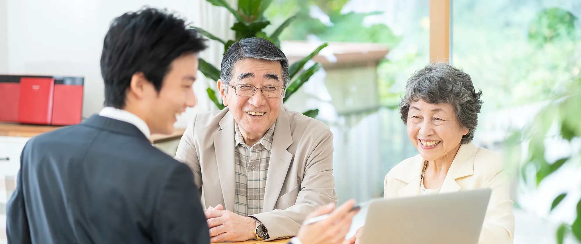 相談中の老夫婦